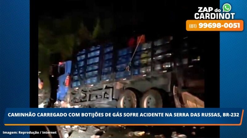 Caminhão carregado com botijões de gás sofre acidente na Serra das Russas, BR-232