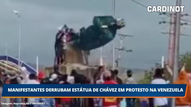 VÍDEO: Manifestantes derrubam estátua de Chávez em protesto na Venezuela