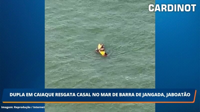 Dupla em caiaque resgata casal no mar de Barra de Jangada, Jaboatão dos Guararapes