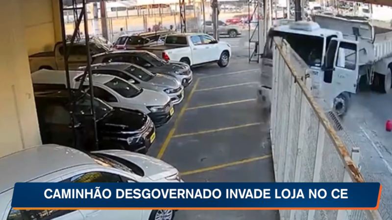 VÍDEO: Caminhão desgovernado invade loja no Ceará e destrói carros