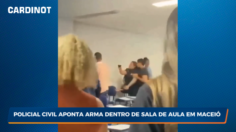 VÍDEO: Policial civil aponta arma dentro de sala de aula em Maceió