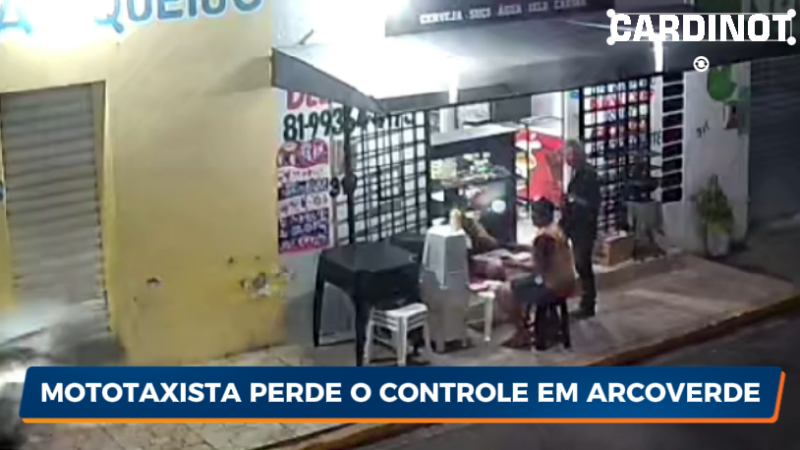 VÍDEO: Mototaxista perde o controle e quase atropela pessoas em bar na cidade de Arcoverde, PE