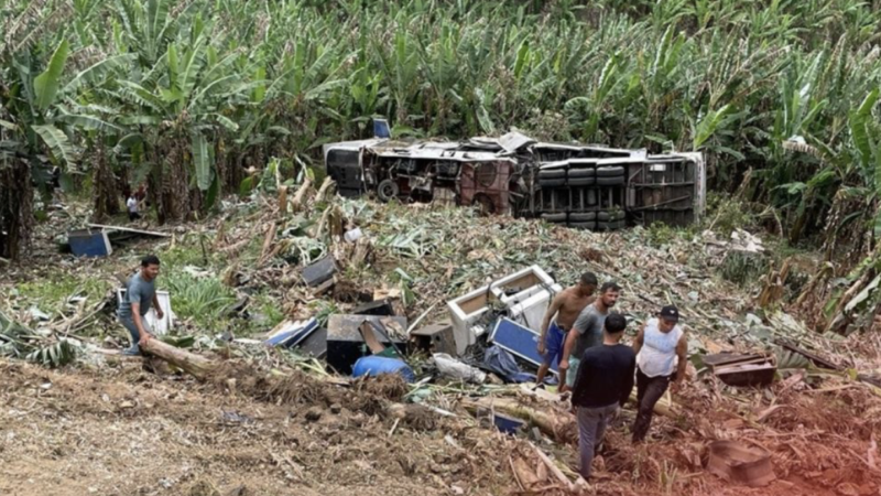 Tragédia em Machados: Trio elétrico cai em ribanceira e deixa três mortos após festa de reeleição