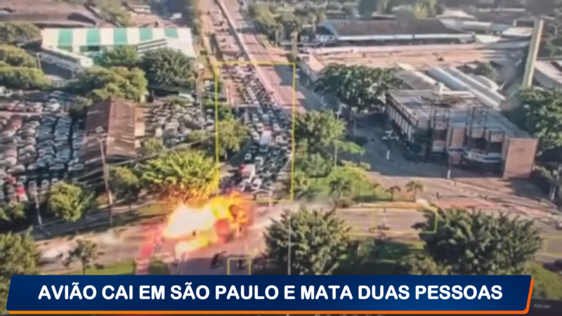 Avião de pequeno porte King Air cai em avenida na Barra Funda, Zona Oeste de São Paulo; duas pessoas morrem e sete ficam feridas