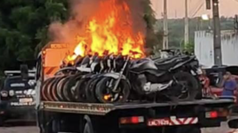 🔥 REVOLTA EM ARARIPINA: PAI E FILHO INCENDIAM CAMINHÃO-GUINCHO APÓS APREENSÃO DE MOTO 🔥