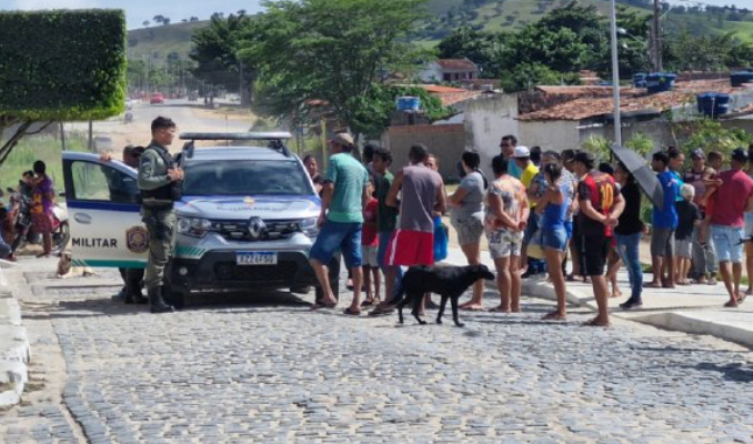 🚨 Crime chocante em Saloá: jovem é morto com golpe de faca e companheiro é preso em flagrante! 💔🔪