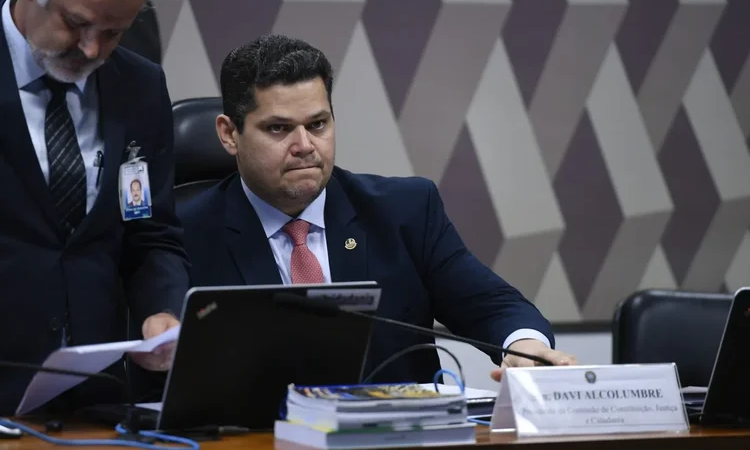 Alcolumbre dá aval a sessão que pode destravar CPI do INSS e expõe tentativa do governo de adiar investigação