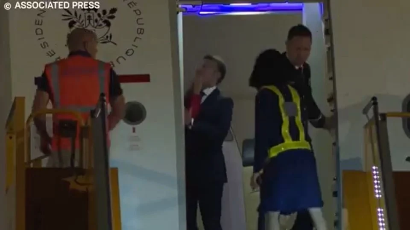 “Briguinha de casal? Vídeo viral mostra suposto tapa de Brigitte Macron em Emmanuel Macron; Presidência da França se pronuncia”