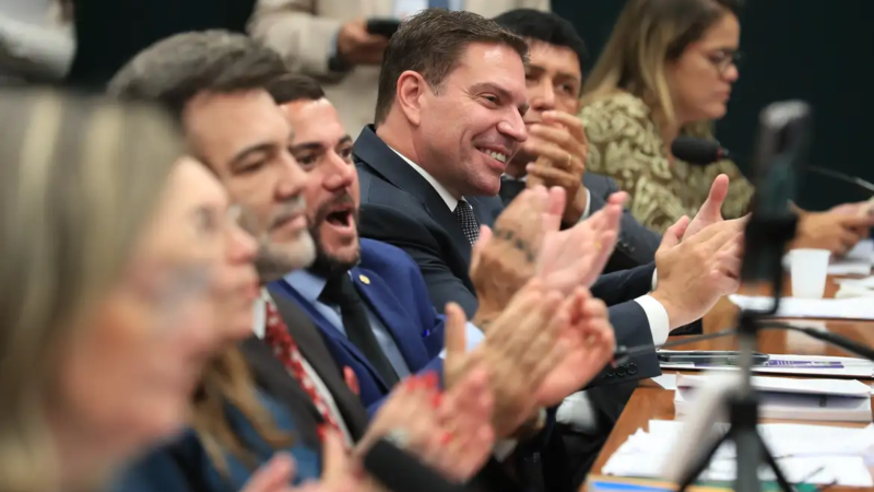 Manobra para travar processo por golpe no STF avança e abre brecha para blindar Bolsonaro