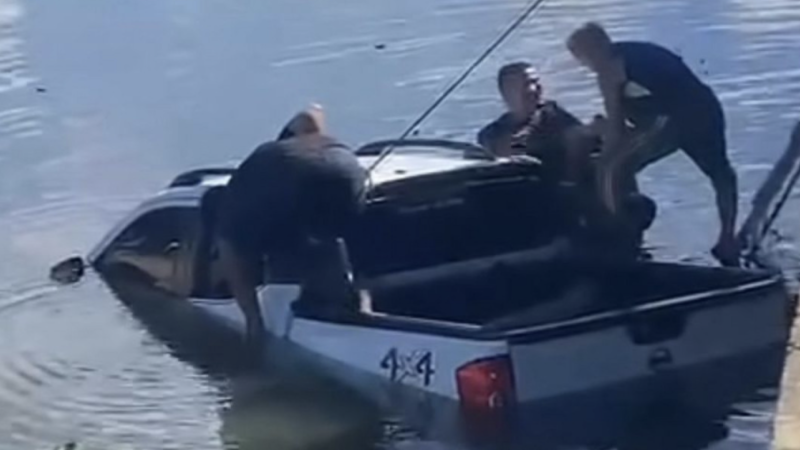 🚨 Homem baleado cai com carro em canal após acidente em Olinda; populares salvam vítima