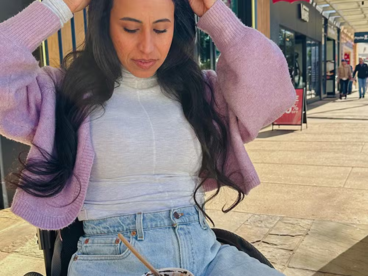 Influencer fitness fica paraplégica após ser picada por carrapato nos EUA