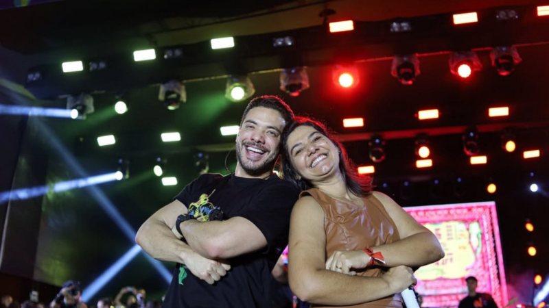 Primeira-dama vira “cantora” no palco com Wesley Safadão e TCE manda a conta para o marido prefeito
