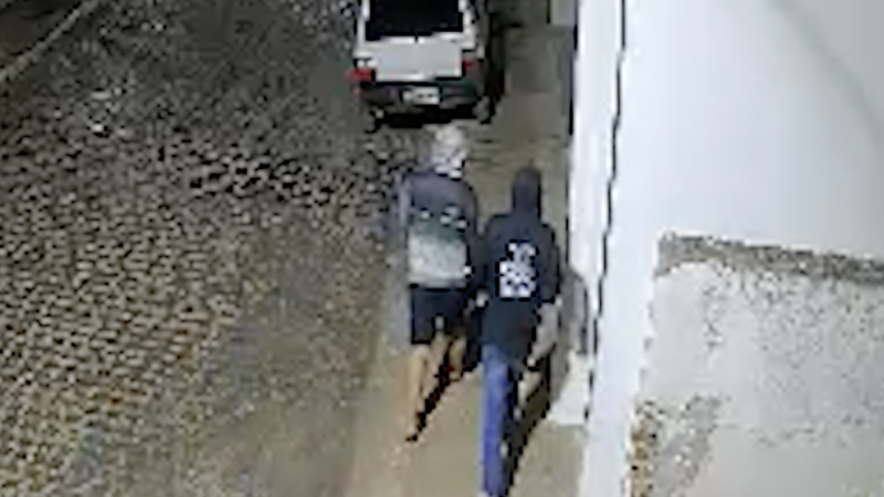 🚨 “É agora, é agora!”: vídeo mostra momento em que criminosos armados rendem motorista e roubam carro em segundos