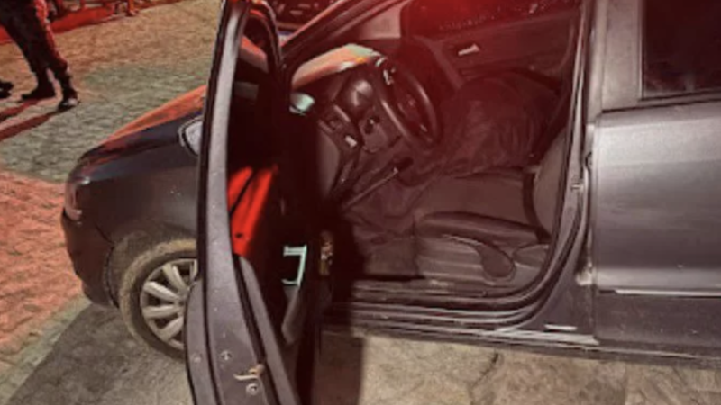 Homem é executado a tiros ao retirar carro da garagem em Caruaru; criminosos fugiram em veículo vermelho