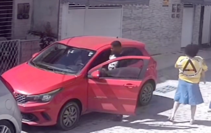 VÍDEO: MÃE E FILHOS VIVEM MOMENTOS DE TERROR: Bandido armado assalta família em frente à escola de elite no Recife