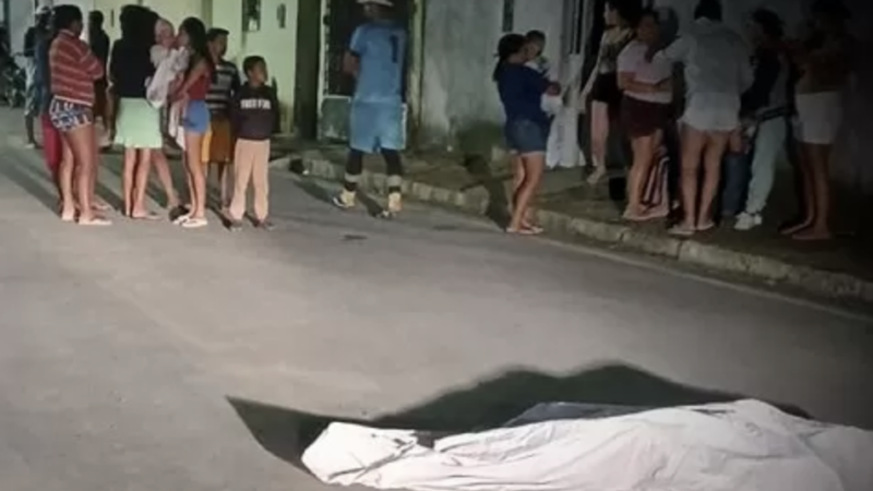 🔴 JOVEM É EXECUTADO A TIROS POR CRIMINOSO ENCAPUZADO EM JUCATI