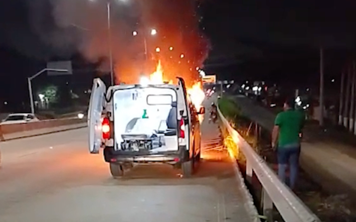 🔥 DRAMA NA ESTRADA: AMBULÂNCIA PEGA FOGO NA BR-232 DURANTE TRANSFERÊNCIA DE PACIENTE PARA O RECIFE