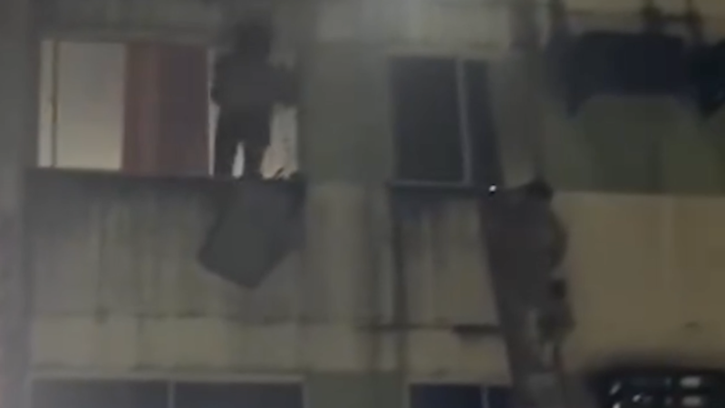 Missão no alto: policiais usam técnica de rapel para capturar suspeito em área de difícil acesso