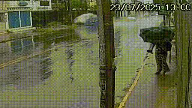 💥 LUXO EM RUÍNAS: CARRO DE R$ 450 MIL DO INFLUENCIADOR GALEROSO DERRAPA NA PISTA, DERRUBA POSTE E FICA DESTRUÍDO