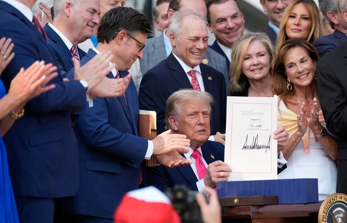 TRUMP ASSINA ORDEM POLÊMICA QUE AUTORIZA INTERNAÇÃO COMPULSÓRIA DE MORADORES DE RUA NOS EUA