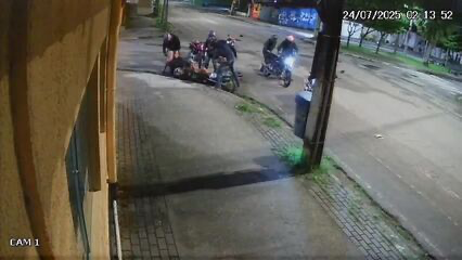 ASSALTANTES SE ATRAPALHAM DURANTE PERSEGUIÇÃO E CAEM DA MOTO AO ATACAR VÍTIMAS NO RECIFE; VÍDEO CHOCANTE