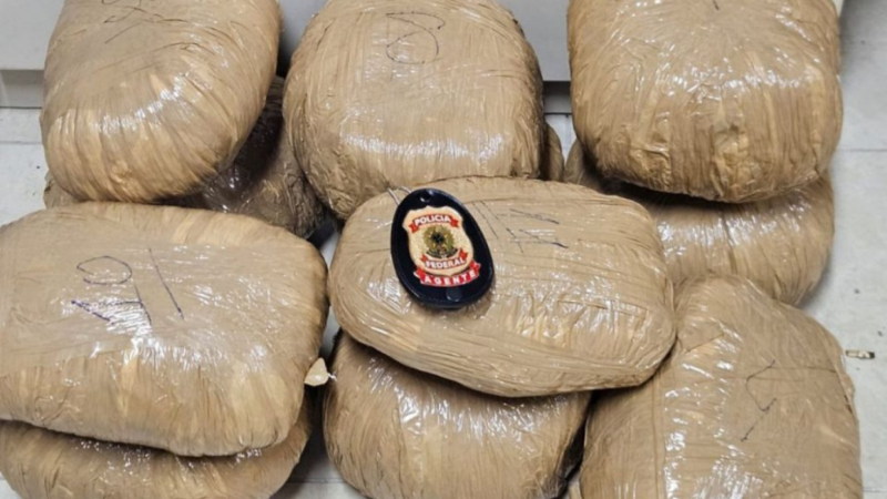 🚨 IDOSO “MULA DO TRÁFICO” É PRESO COM 21 KG DE MACONHA AO DESEMBARCAR NO TIP