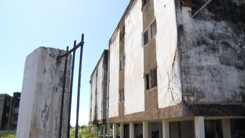 PRÉDIO AMEAÇA CAIR E VIRA ALVO DE SAQUEADORES EM OLINDA; MORADORES FUGIRAM SOB TERROR