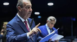 Omar Aziz promete que CPI do INSS não será “guerra política” contra Lula