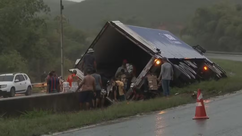 🚨 TUMULTO NA BR-101: CAMINHÃO TOMBA E CARGA DE IOGURTE E QUEIJO É SAQUEADA EM IPOJUCA