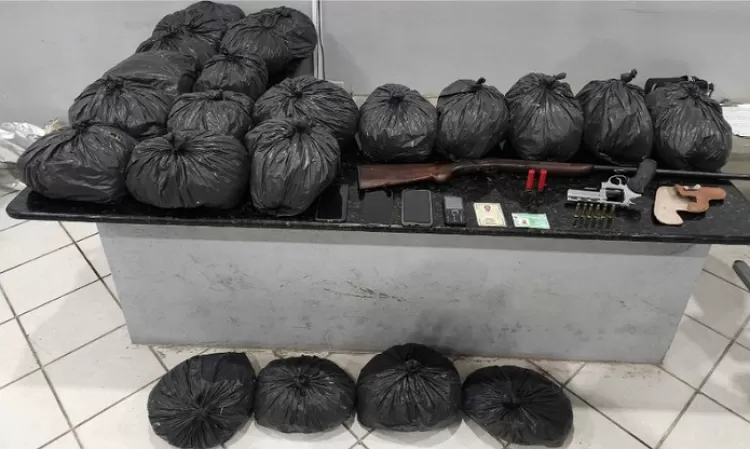 🚨 PAI E FILHO SÃO PRESOS EM CARRO ROUBADO COM 22KG DE MACONHA E ARMAS NO AGRESTE DE PERNAMBUCO