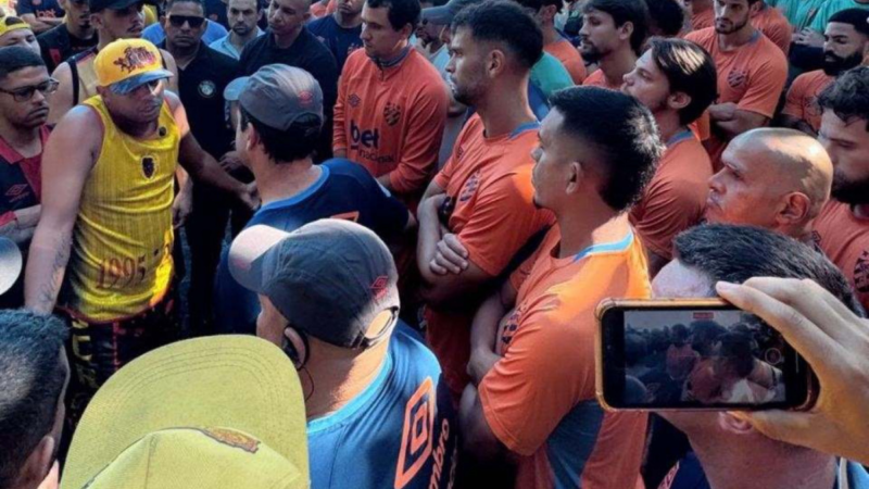 💥 “INVASÃO, AGRESSÃO E AMEAÇAS: TORCIDA DO SPORT INVADE CT E ESPANCA JOGADOR EM PROTESTO VIOLENTO”