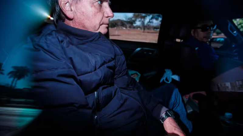 BOLSONARO É ALVO DE OPERAÇÃO, USARÁ TORNOZELEIRA E PERDERÁ ACESSO ÀS REDES SOCIAIS