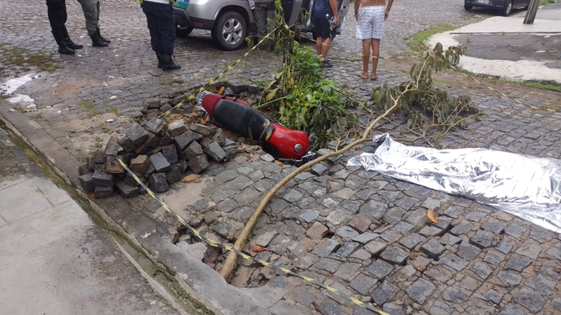 Homem morre após cair de moto em buraco aberto por cratera no Recife; era de madrugada e chovia