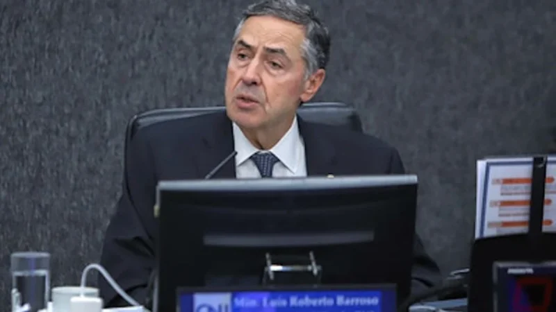🇧🇷🔥 “STF NÃO PERSEGUE, JULGA COM PROVAS”, DIZ BARROSO APÓS AMEAÇAS DE TRUMP AO BRASIL