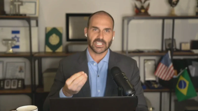Eduardo Bolsonaro ironiza comentaristas da Globo