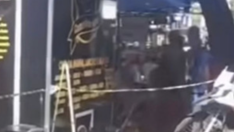 MORADOR DE RUA MORRE ELETROCUTADO AO ENCOSTAR EM TRAILER DE LANCHE NO CENTRO DO RECIFE