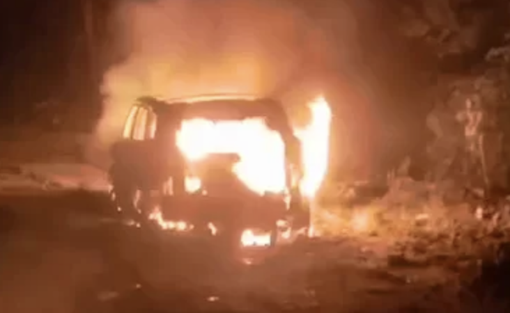 🚨 MISTÉRIO EM IGARASSU: CORPO CARBONIZADO É ACHADO DENTRO DE CARRO EM CHAMAS NA “ESTRADA DOS ARROMBADOS”