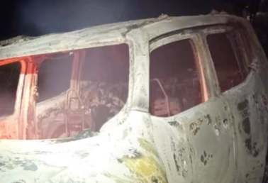EXECUÇÃO CHOCANTE EM MURO ALTO: HOMEM É ENCONTRADO ALGEMADO E CARRO INCENDIADO