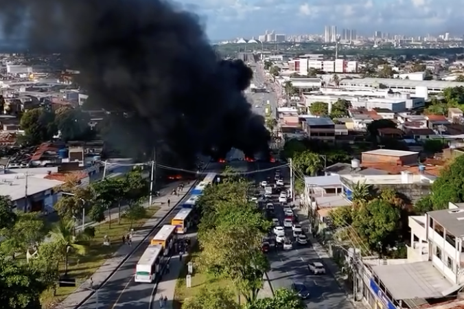 🚨 PROTESTOS DE CARROCEIROS PARAM O RECIFE E OLINDA; TRÂNSITO TRAVADO E FUMAÇA NAS VIAS