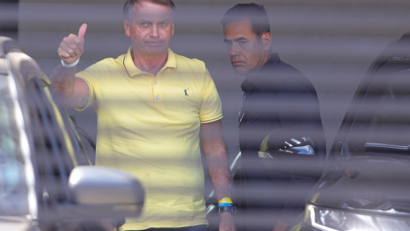 Moraes determina vigilância 24h na casa de Bolsonaro por risco de fuga