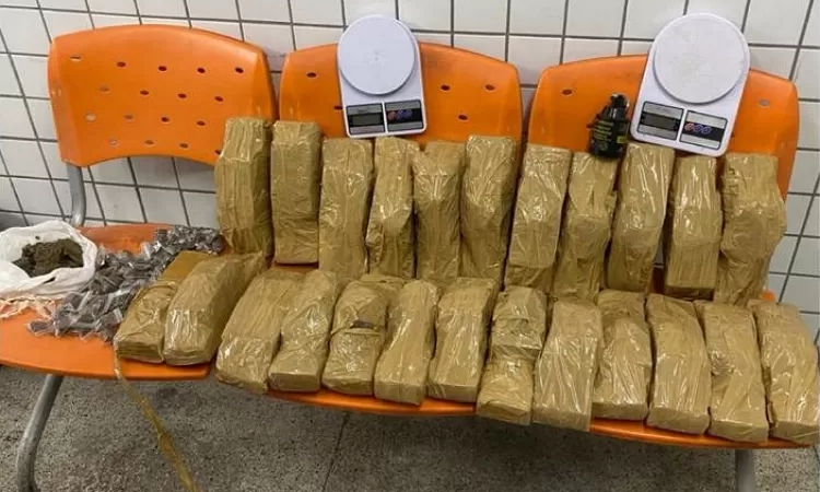 POLÍCIA APREENDE 24 KG DE DROGAS EM TERRENO ABANDONADO NO JORDÃO BAIXO 🚨