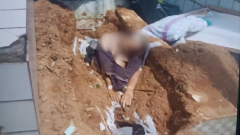 CORPO É ENCONTRADO SENTADO EM COVA VIOLADA EM CEMITÉRIO DE MORENO 🚨