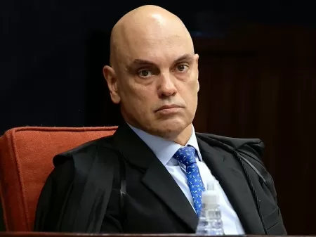 Prisão domiciliar de Bolsonaro isola Moraes e gera tensão no STF