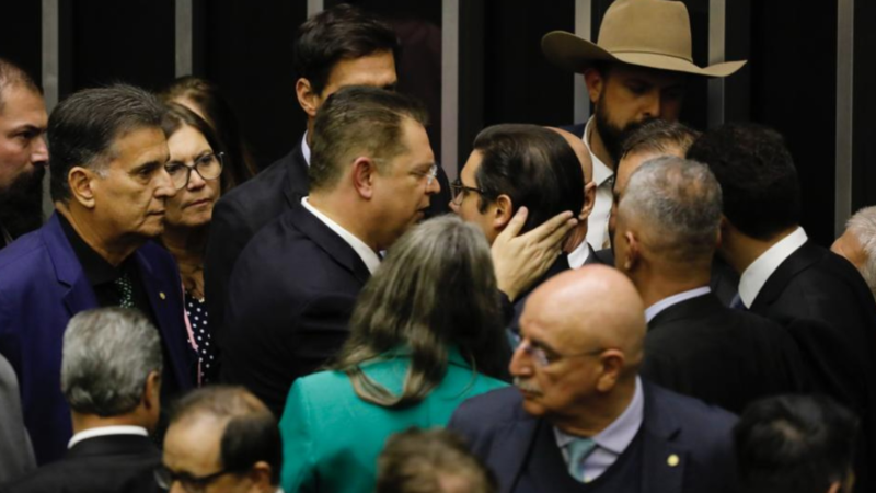MOTTA PROMETE VOTAÇÃO DA ANISTIA E FIM DO FORO PARA FREAR OCUPAÇÃO DA CÂMARA