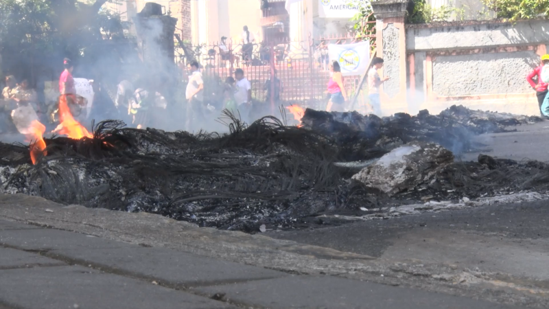 🚨 PROTESTO DE OCUPANTES DO AMERICANO BATISTA BLOQUEIA TRÂNSITO E GERA INCÊNDIO NO CENTRO DO RECIFE