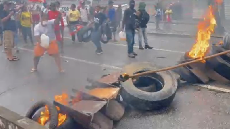 PROTESTO PARALISA AV. AGAMENON MAGALHÃES E TRAVA TRÂNSITO NO RECIFE
