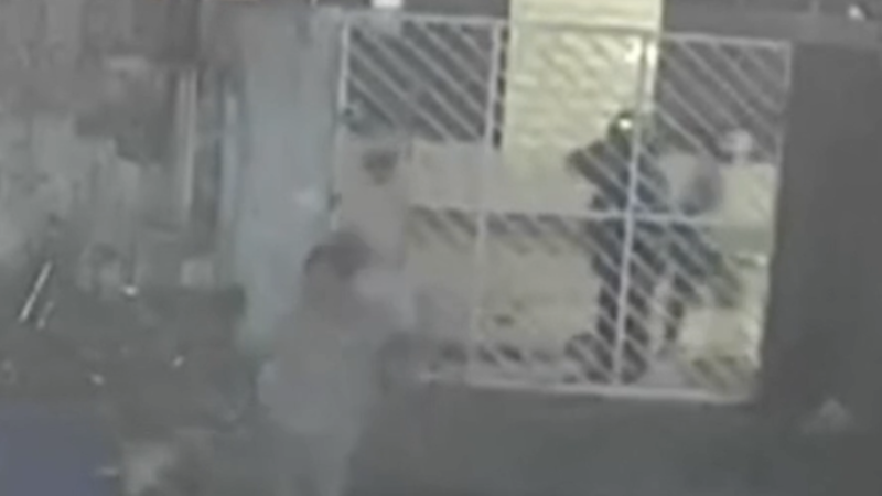 🚨 MULHER É BALEADA NO QUINTAL DE CASA EM IGARASSU: VÍDEO MOSTRA MOTOCICLISTA ATIRANDO MAIS DE 15 VEZES