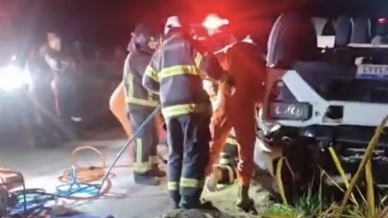 🚨 CAMINHÃO TOMBA E MOTORISTA MORRE NA BR-423, EM JUPI