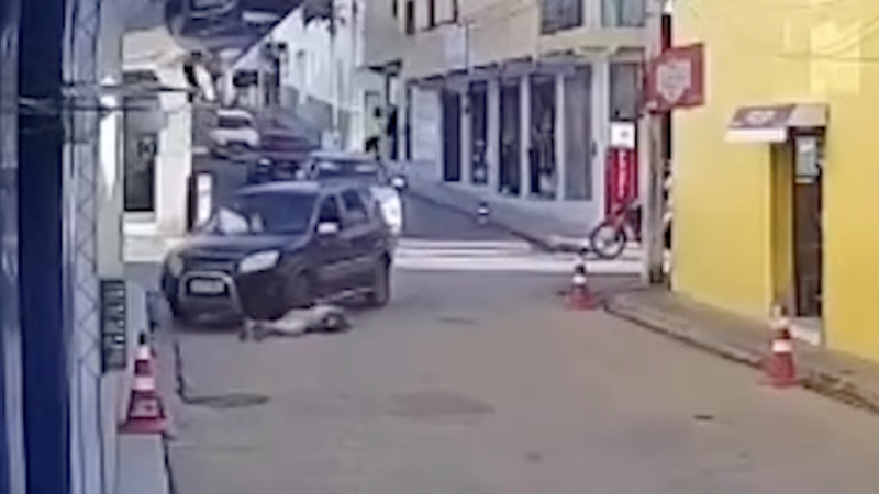Atropelou idosa, passou por cima e tentou fugir
