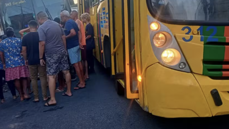 🚨 ADOLESCENTE DE 14 ANOS MORRE AO TENTAR “SURFAR” EM ÔNIBUS NO GRANDE RECIFE